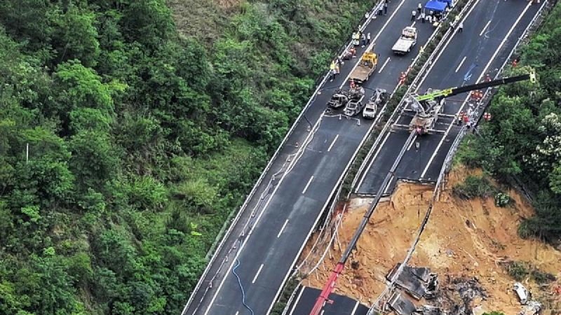 दक्षिणी चीनमा राजमार्ग भासिँदा, २४ जनाको मृत्यु, दर्जनौं घाइते