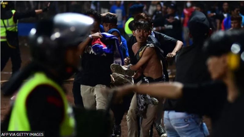 रंगशालाभित्रै भएको भागदौडमा १ सय २९ जनाको मृत्यु