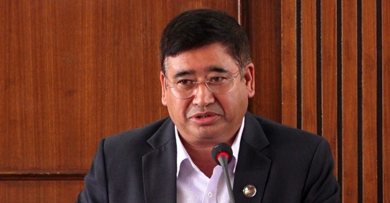 पर्यटनमन्त्रीलाई लाइनमा बस्नुस् भन्दा समातिए सुरक्षागार्ड