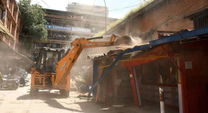 सय बढी अवैध संरचना भत्काइयो