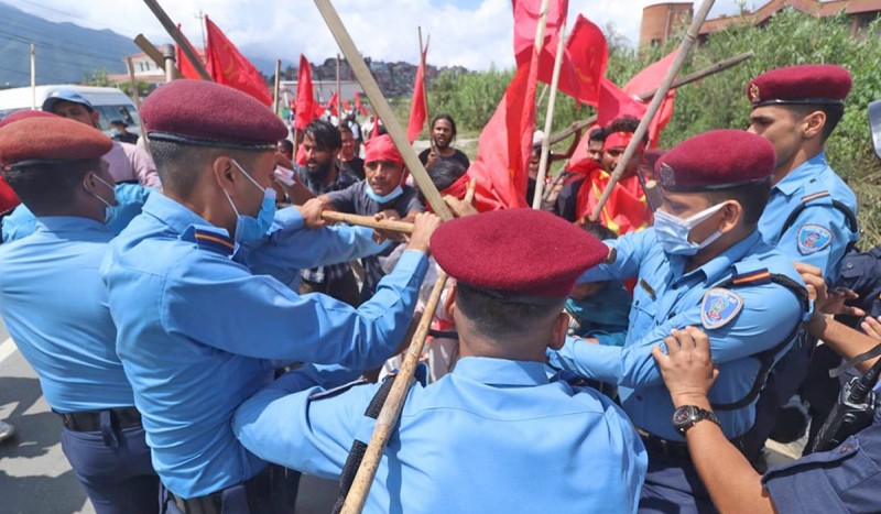 मिटरब्याज पीडित र प्रहरीबीच झडप, ६० जना पक्राउ