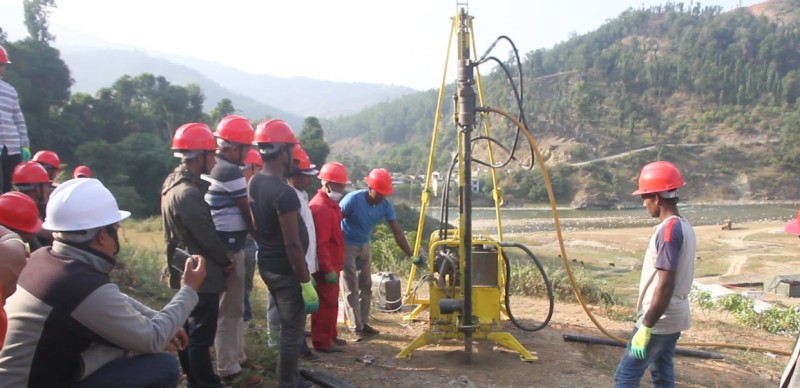 दैलेखमा पेट्रोलियम पदार्थ उत्खनन्‌का लागि निर्णायक सर्वेक्षण हुँदै