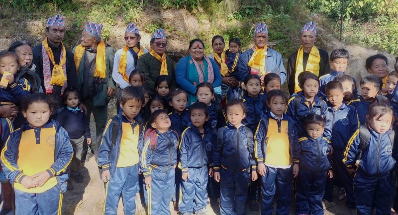 बैठक भत्ताबाट बालबालिकालाई पोसाक