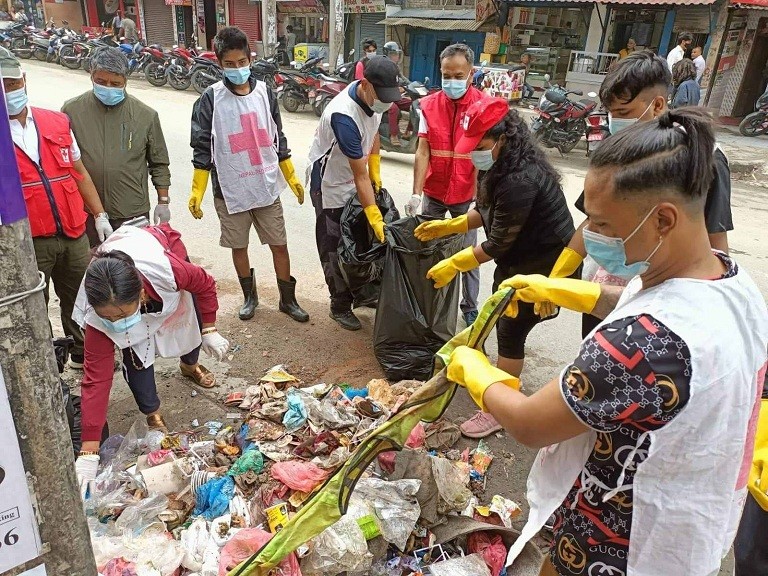 फोहर व्यवस्थापनमा हातेमालो गर्दै रेडक्रस स्वयंसेवक