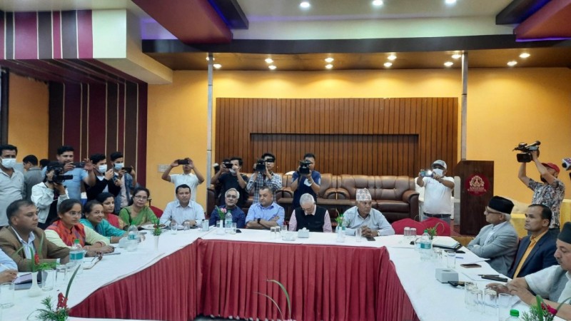 कांग्रेस केन्द्रीय समितिको बैठकअघि कोइराला पक्षले पार्टी केन्द्रीय कार्यालयमा प्रदर्शन गर्दै