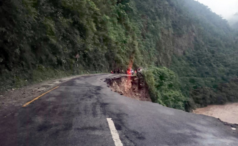 पृथ्वी राजमार्गमा सडक भाँसिदा यातायात अवरुद्ध