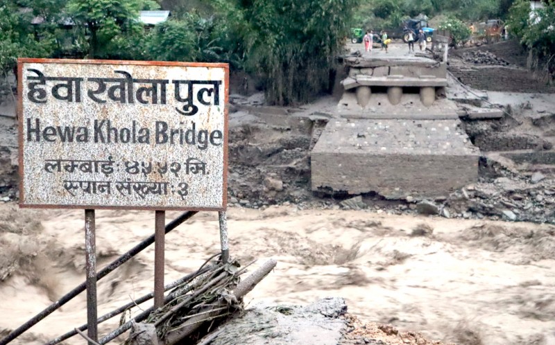 अविरल वर्षासँगै आएको बाढीले पाँचथरमा ५ जना बेपत्ताको   खोजी जारी, ठूलो परिमाणमा भौतिक संरचनामा क्षति