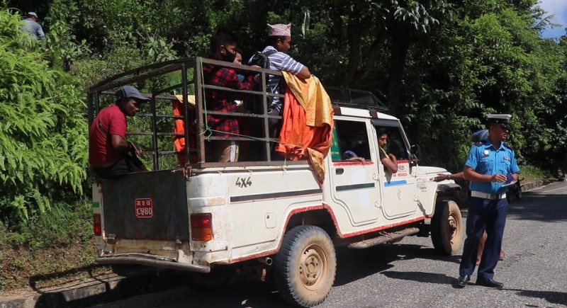 चाडपर्वमा ग्रामीण यात्रुको समस्या : एक किमीको भाडा २५ रुपियाँ