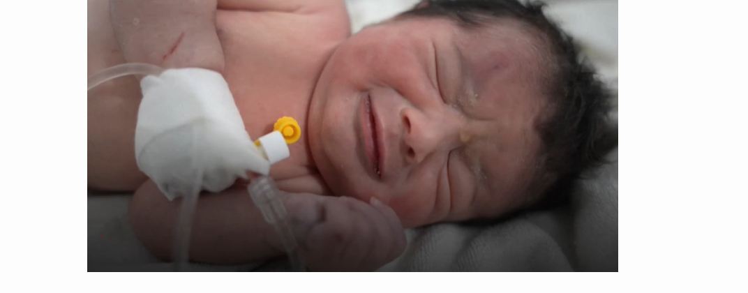 सिरिया भूकम्पको कारुणिक दृश्य : आमाको शवसँग नाभी जोडिएकै अवस्थामा नवजात शिशु फेला