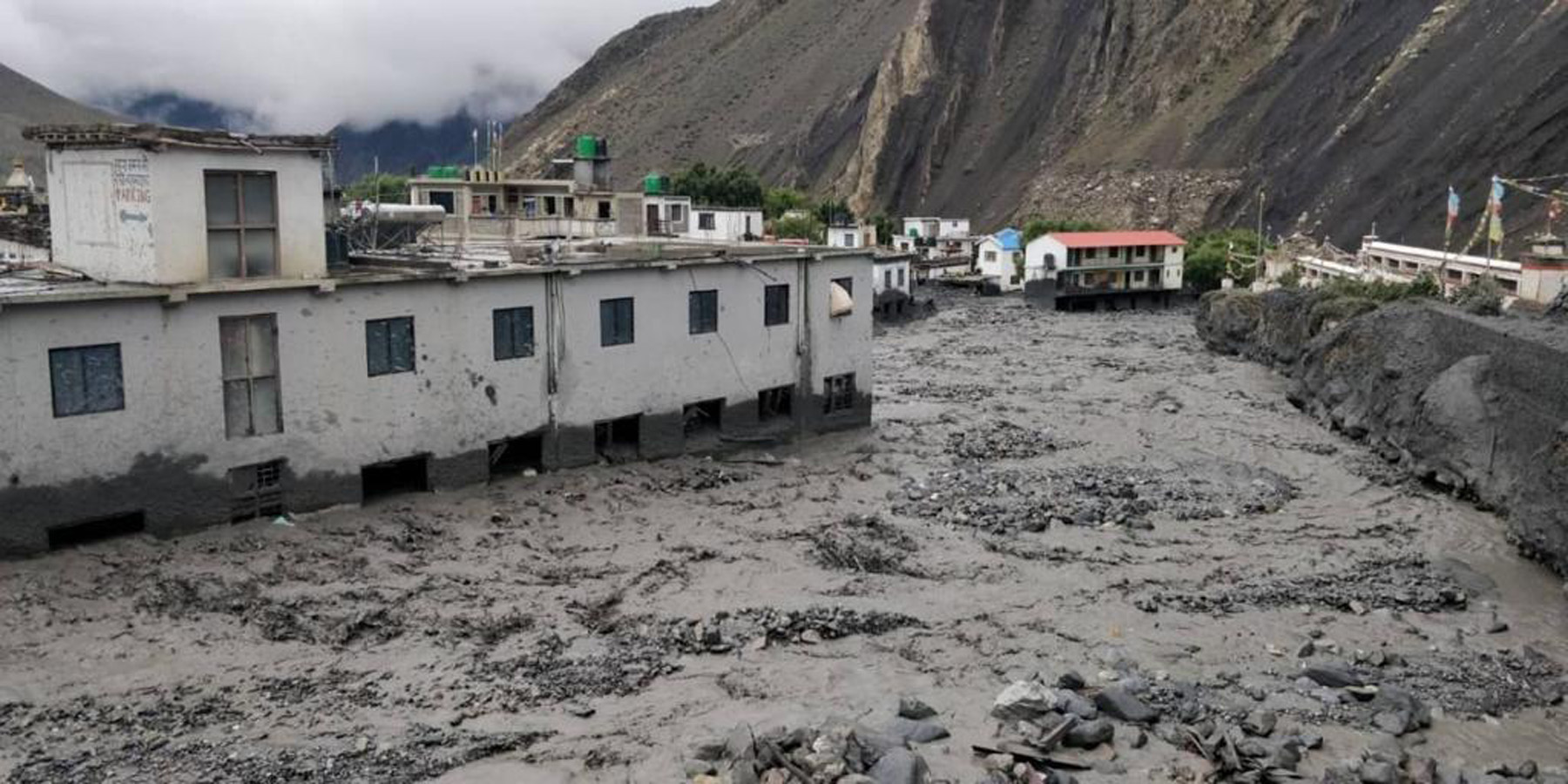 कागबेनी बाढी अपडेटः २९ घर पूर्णरूपमा ध्वस्त, सडक अवरुद्ध हुँदा माथिल्लो मुस्ताङ चल्ने यातायात ठप्प