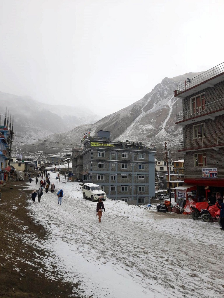 ढोरपाटनमा हिमपातले जनजीवन कष्टकर