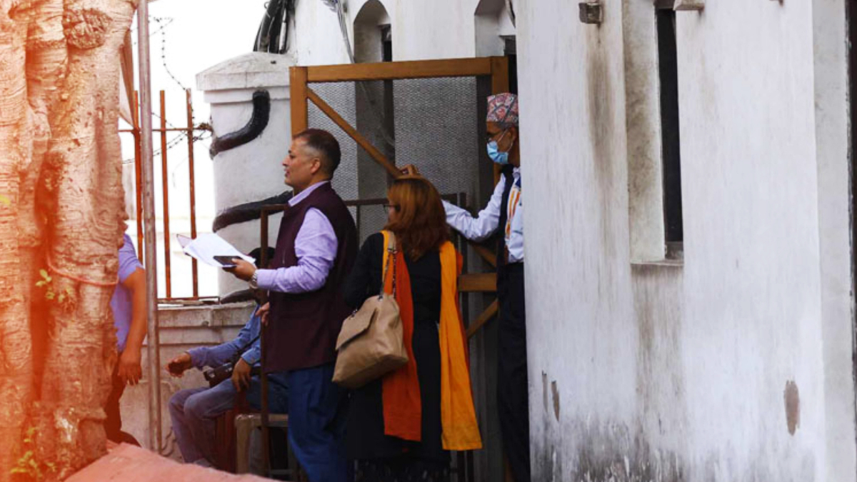 सुनको जलहरीको नापतौल र गुणस्तर परीक्षण गर्न अख्तियारको टोली पशुपतिनाथ मन्दिरमा