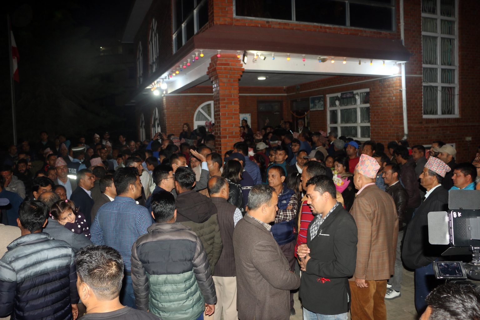 राष्ट्रपतिमा निर्वाचित रामचन्द्र पौडेलको बोहोराटारस्थित निवासमा बधाई तथा शुभकामना दिनेहरूको भीड