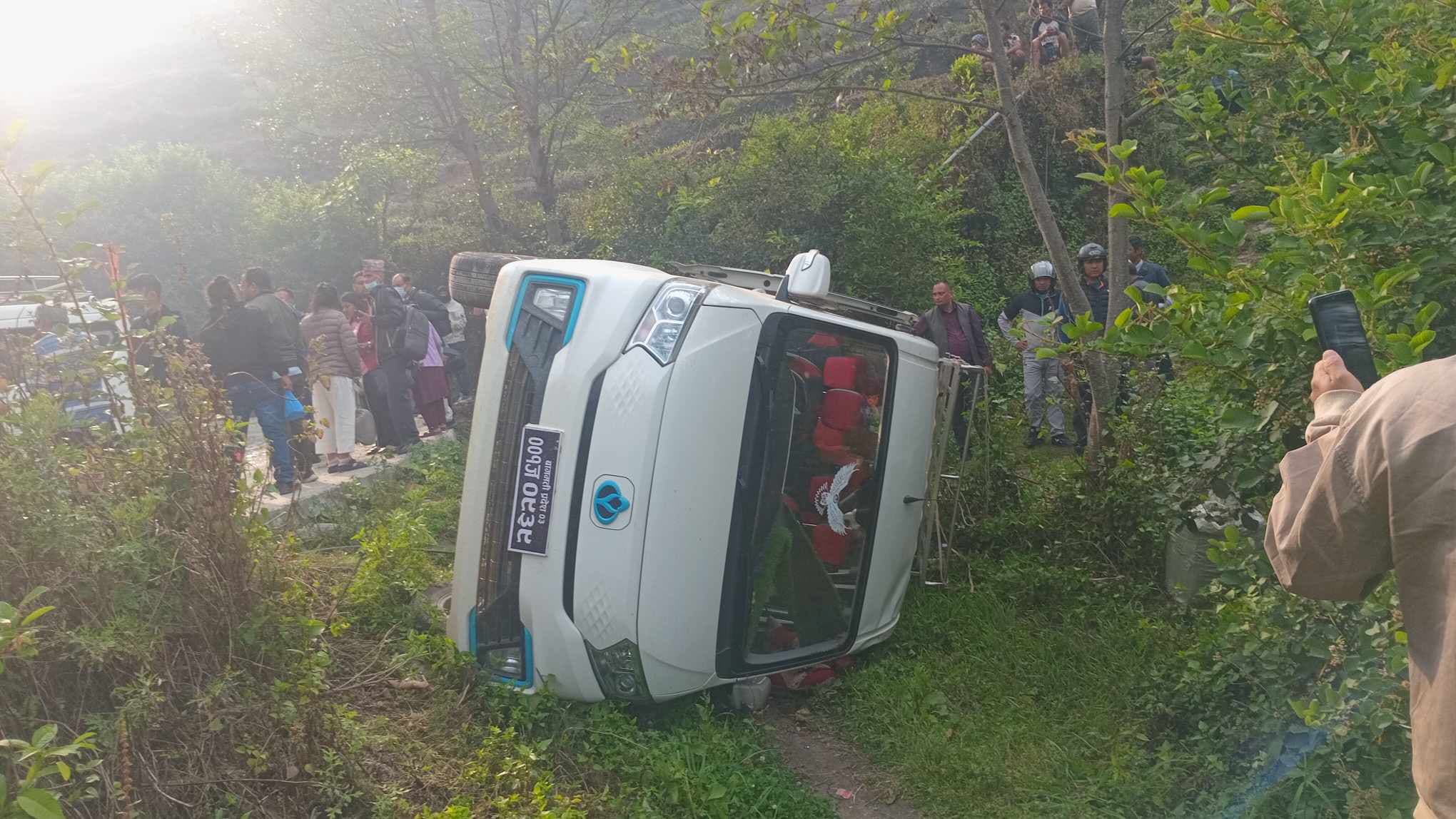 माइक्रोबस दुर्घटना हुँदा दुई बालबालिकासहित १० जना घाइते