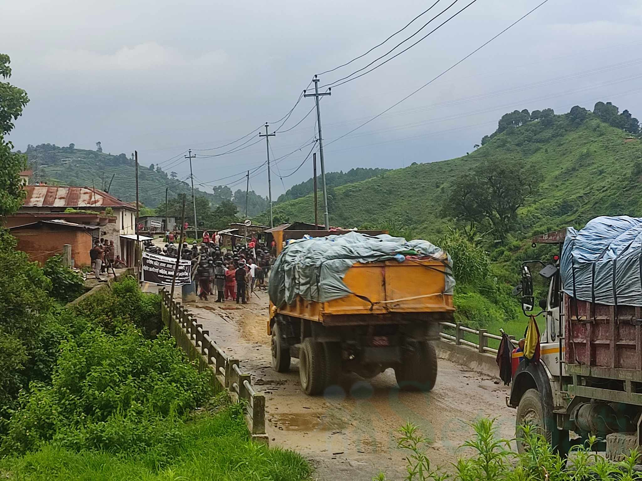 स्थानीयको अवरोधकै बीच काठमाडौं उपत्यकाको फोहोर विसर्जन गर्न सुरु