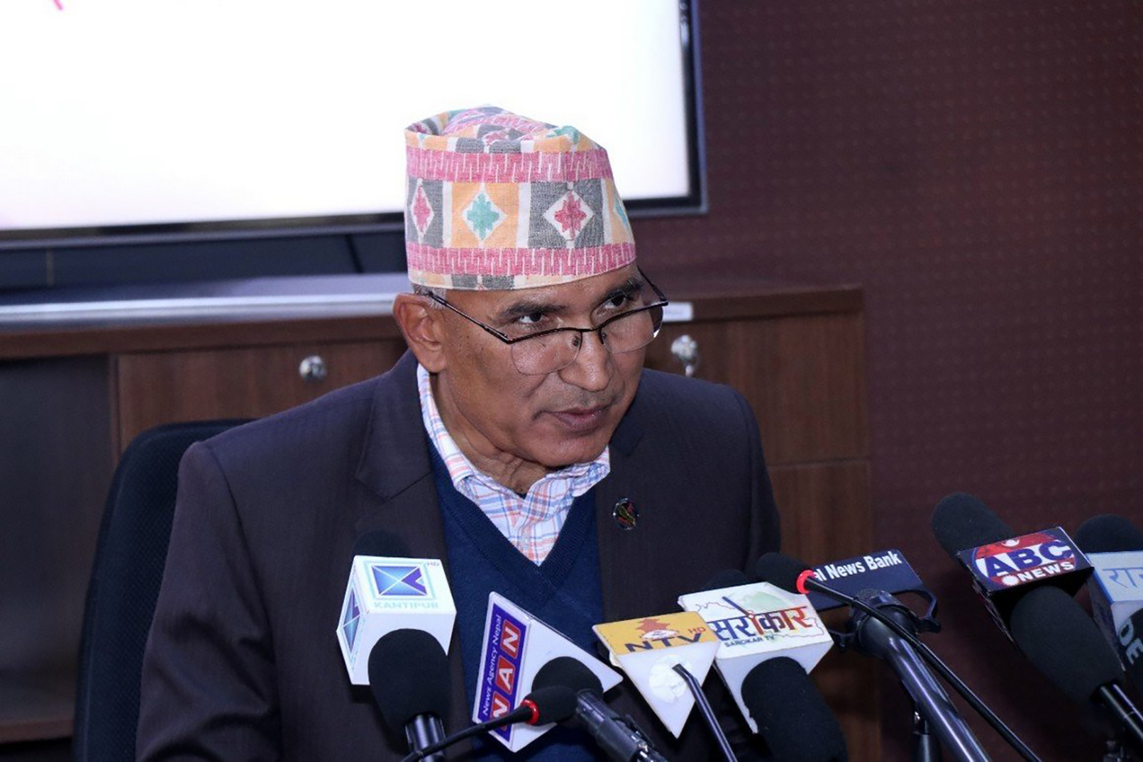 भन्सार चुहावट नियन्त्रणमा गर्न उपप्रधानमन्त्री एवं अर्थमन्त्री पौडेलको निर्देशन