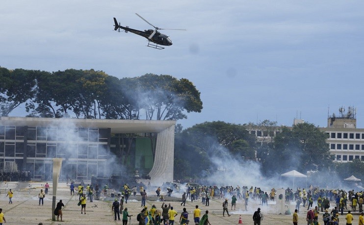 ब्राजिलमा बोल्सोनारोका समर्थकहरूको प्रदर्शन उग्र, सरकारी भवनमा भएको आक्रमणको निन्दा