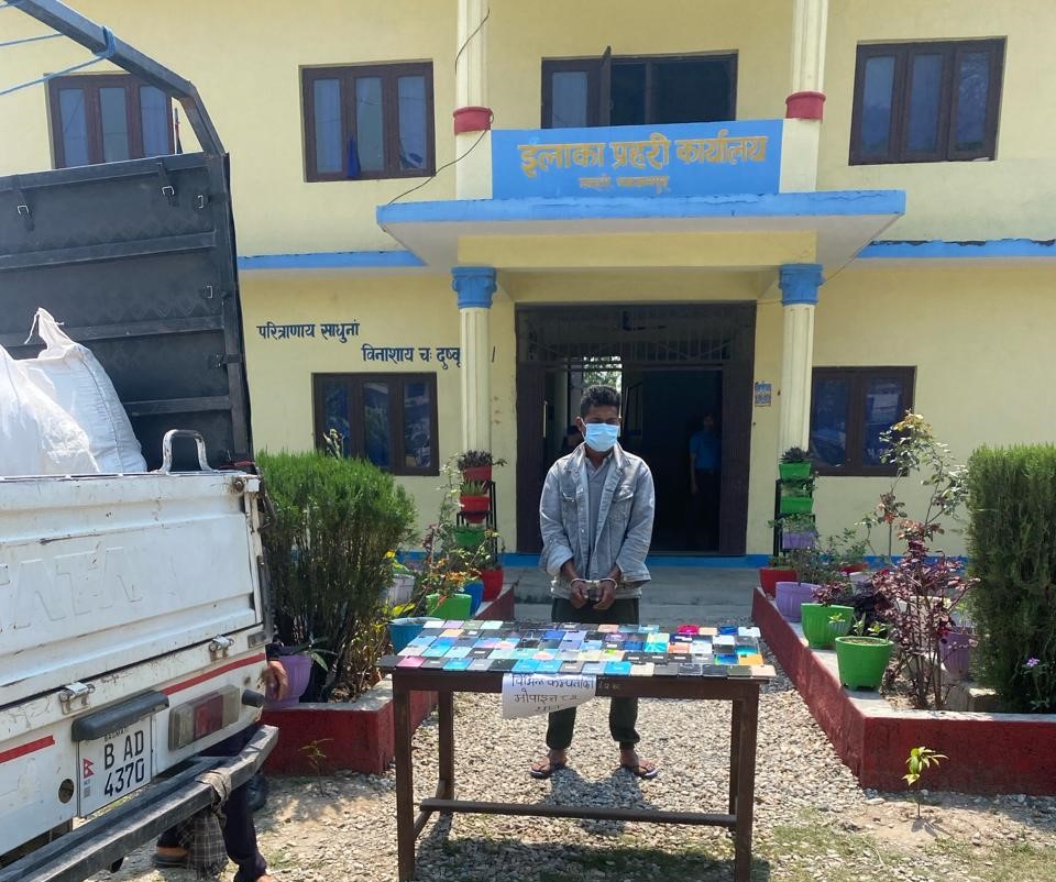 ७७ लाख मूल्य बराबारको अवैध कपडा र मोवाइल बरामद