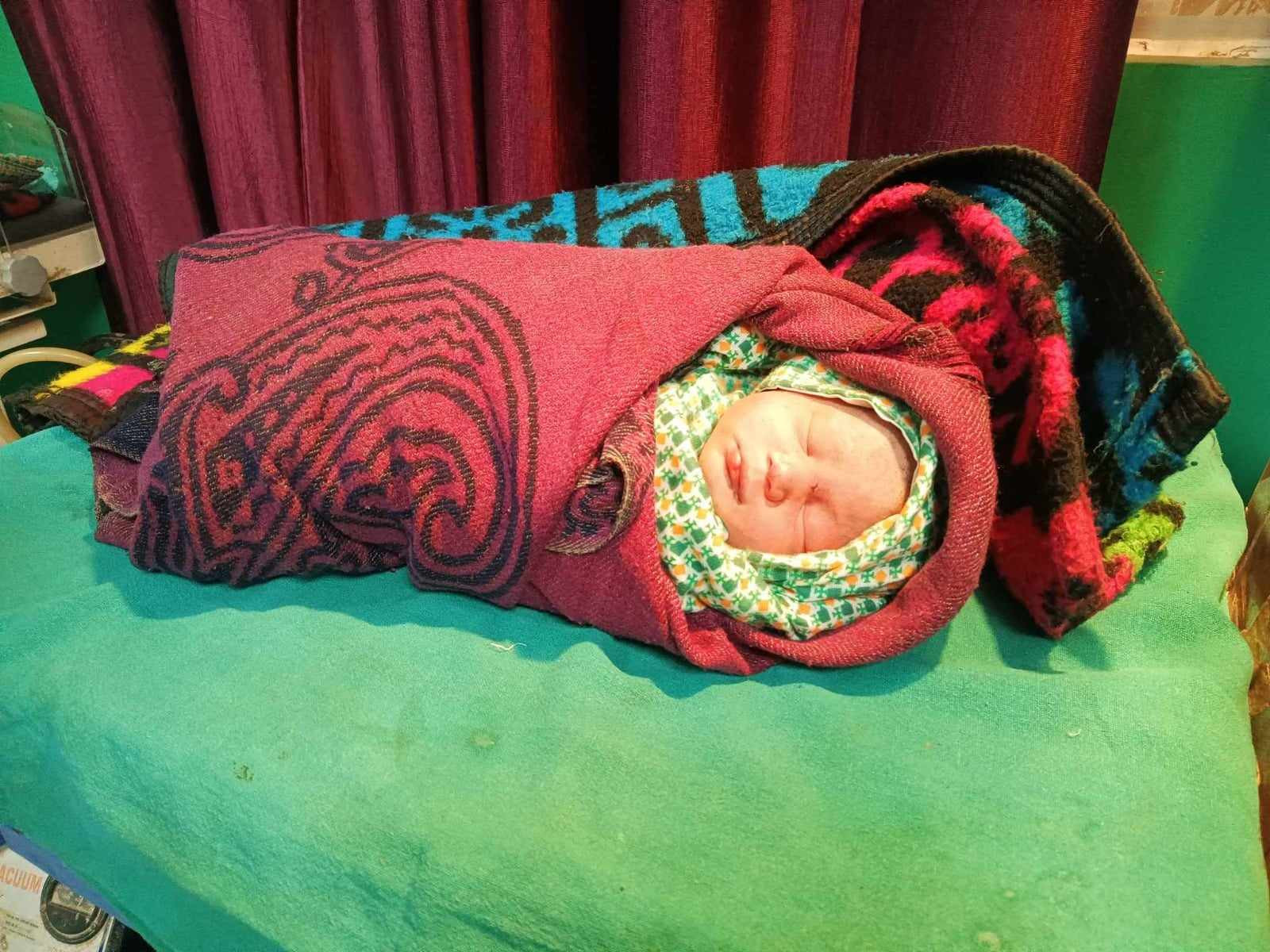 झाडीमा सालनालसहितको बच्चा भेटियो