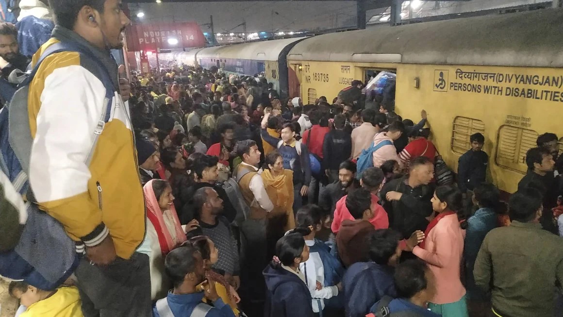 दिल्लीको रेलवे स्टेशनमा भागदौड मच्चिदा १५ जनाको मृत्यु