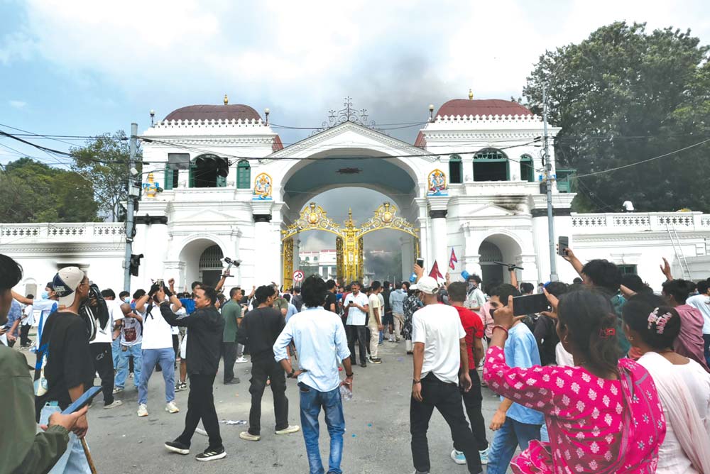 तीन प्रहरी, एक भारतीय महिलासहित ५१ जनाको मृत्यु