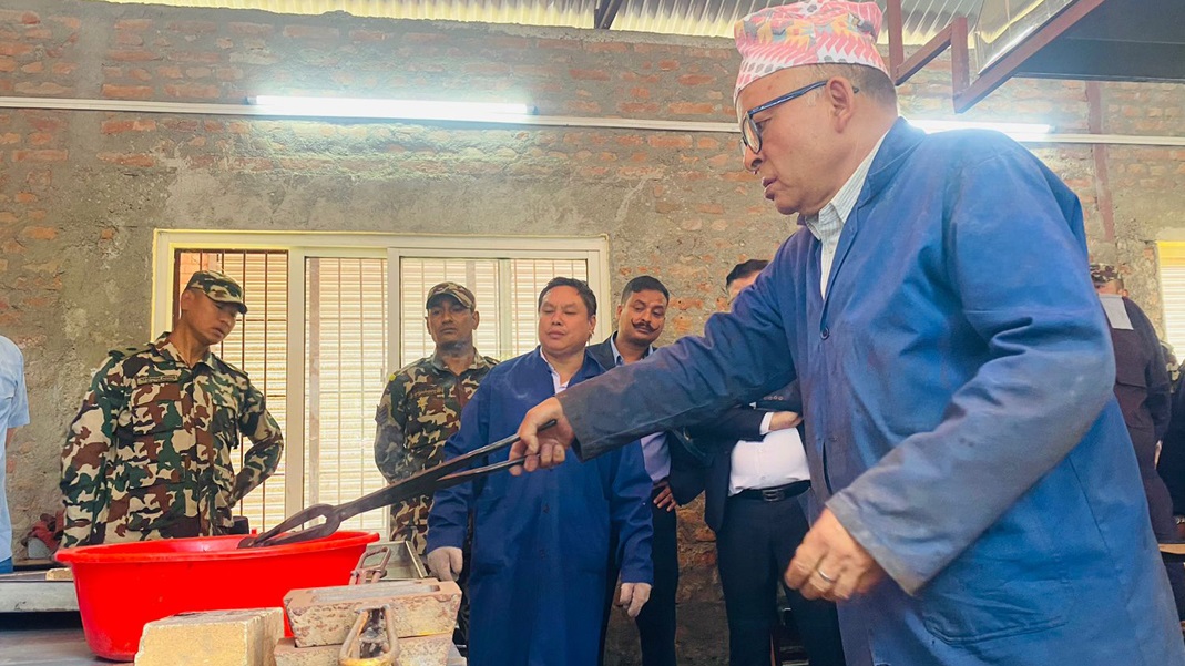 ब्रेक सु’ भित्र लुकाएर ल्याइएको तस्करीको सुन गालेर जोख्दा ६० किलो ७१६ ग्राम