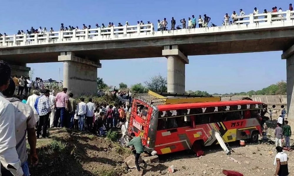 भारतमा पुलबाट बस खस्दा २१ जनाको मृत्यु