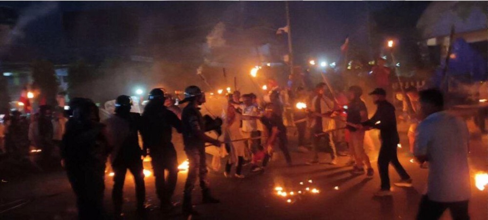 झापाको दमकमा कोसी प्रदेश नामाकरणको बिरोधमा  झडप हुँदा आन्दोलनकारी र दश प्रहरीसहित २२ जना घाइते