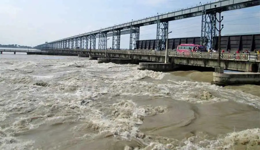 बससँग ठोक्किएर कोशी ब्यारेजमा ट्रक खस्यो, चालक र यात्रुको सकुशल उद्धार