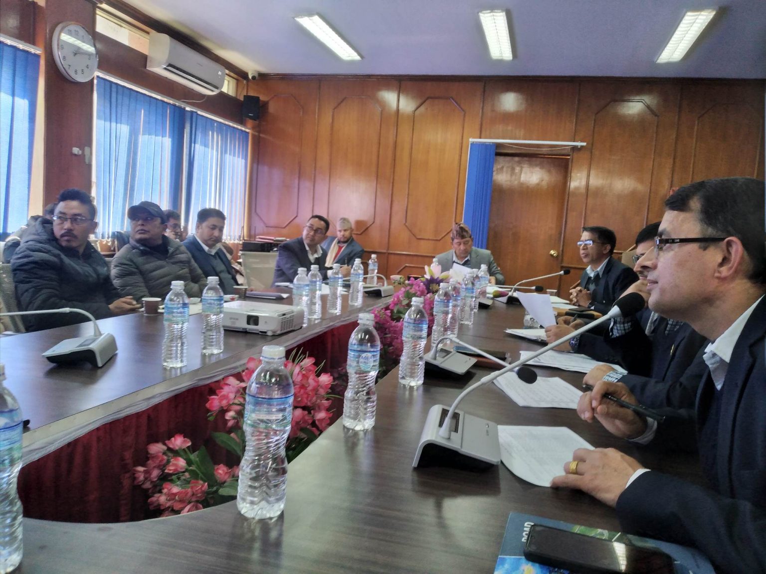 निर्माण व्यवसायीद्वारा सडक निर्माण सम्पन्न गर्ने प्रतिबद्धता