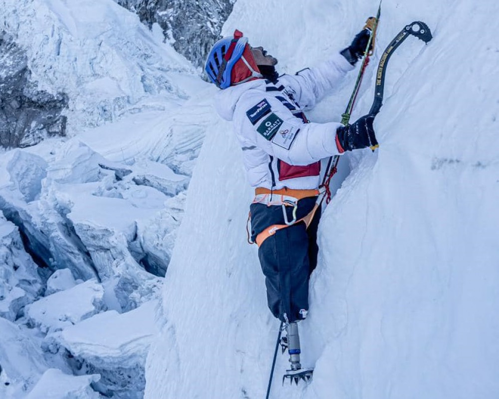 दुवै खुट्टा गुमाएका पूर्व ब्रिटिस गोर्खा सैनिक  हरि बुढामगर सगरमाथाको चुचुरोमा