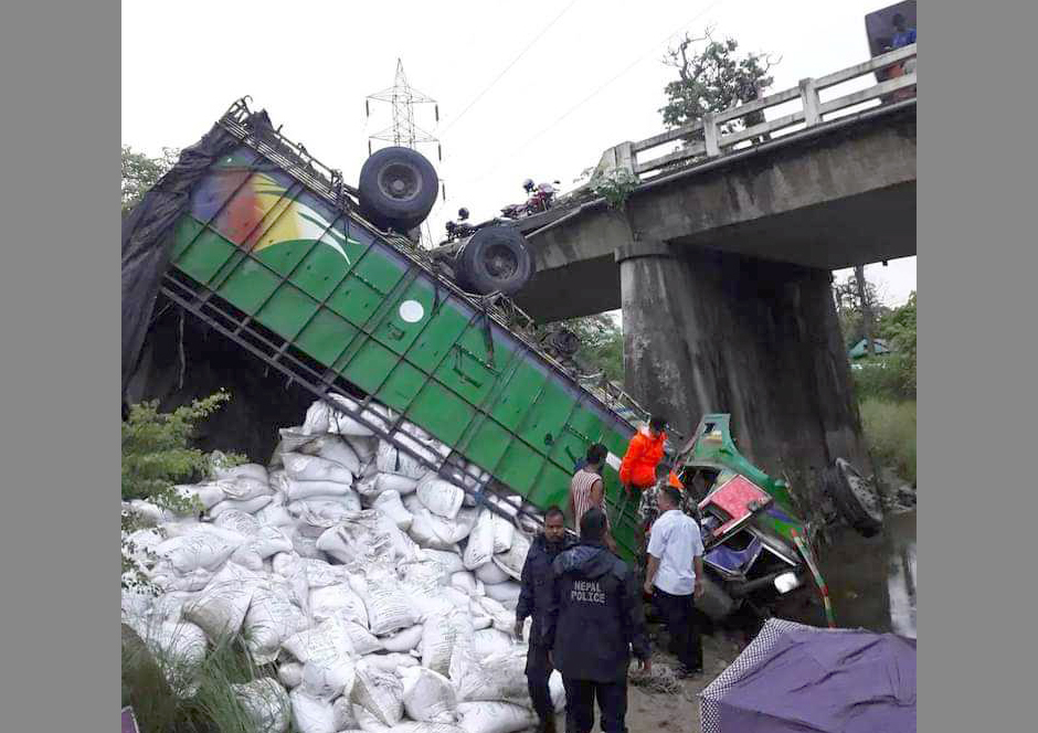 शिवखोलामा ट्रक दुर्घटना, ट्रक भित्रै च्यापिएका घाइते चालकको उद्दार प्रयास जारी