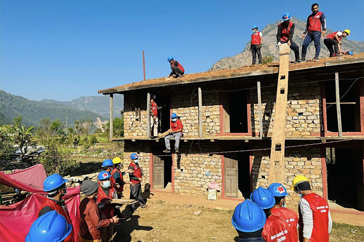 भूकम्प प्रभावितका लागि अस्थायी संरचना निर्माणमा दलहरूको सक्रियता