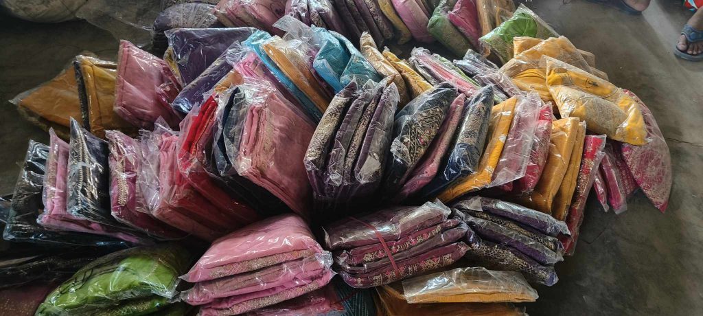 आठ लाख भन्दा बढीको कपडा बरामद